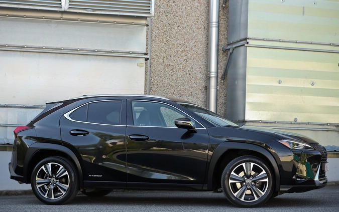 Lexus UX cena 115500 przebieg: 66098, rok produkcji 2019 z Bierutów małe 781